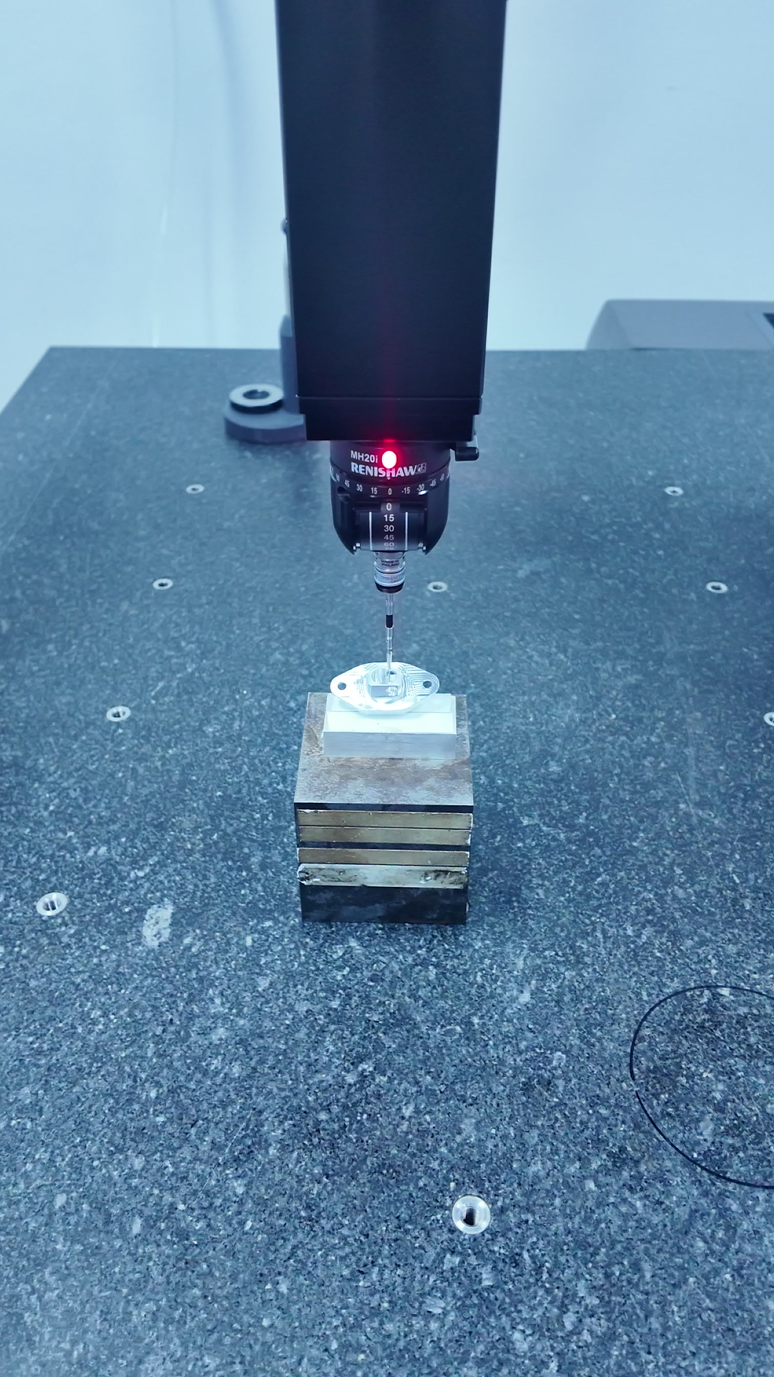 Immagine WEKO esistente: tastatore durante il controllo di un componente metallico