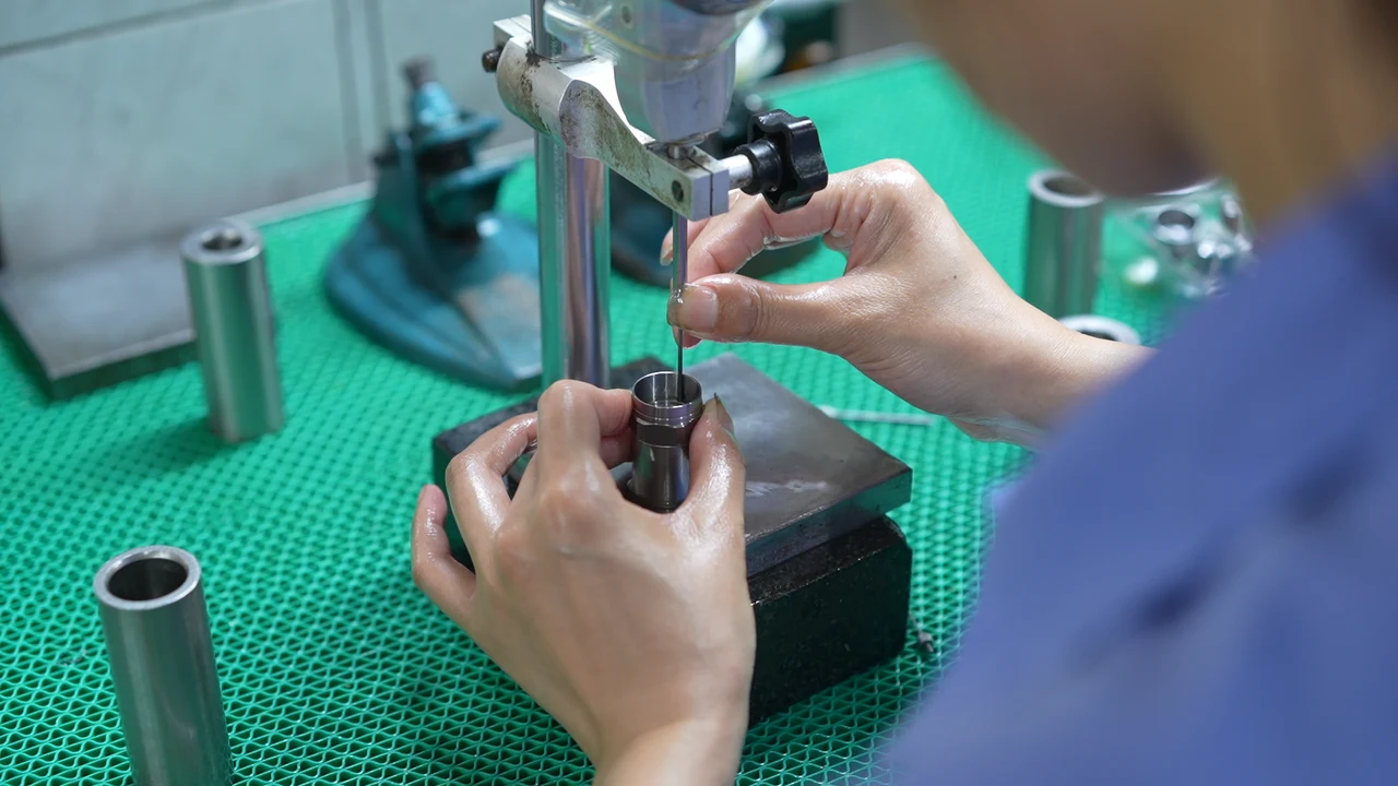 Plug-gauge checking of a cylindrical component